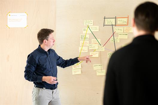 Professor Eike Musall bei einer Veranstaltung zum Projekt KoHaB