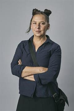 Das Foto zeigt auf grauem Hintergrund die Person Anja Vormann.