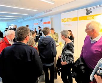 Am Messestand der Forschungsgruppe lilmore der Hochschule Düsseldorf gab es bei der Nacht der Wissenschaft regen Austausch.