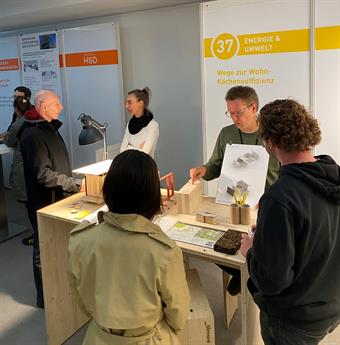 Am Messestand der Forschungsgruppe lilmore der Hochschule Düsseldorf gab es bei der Nacht der Wissenschaft regen Austausch.