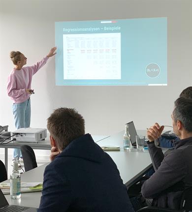 Am 25.09.2025 fand das sechste In-LUST Promotionskolloquium unter dem Thema “Mit biophiler Gestaltung zur Wohnflächen-reduktion“ an der HSD statt. Nadine Nebel, M.A. Exhibition
Design, präsentierte den aktuellen Stand ihrer Dissertation.