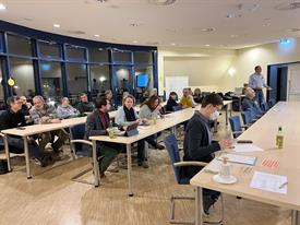 Große Gruppe an interessierten Bürgerinnen und Bürgern sitzen im Besprechungssaal der Gemeinde Rommerskirchen.